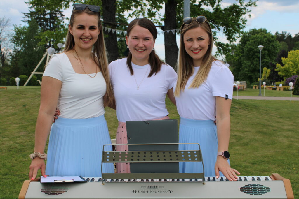 Svētku koncerta režiju veidoja “Pīlādzīša” mūzikas skolotājas Zane Ozola (no kreisās), Zane Roslova un Lāsma Serdāne.