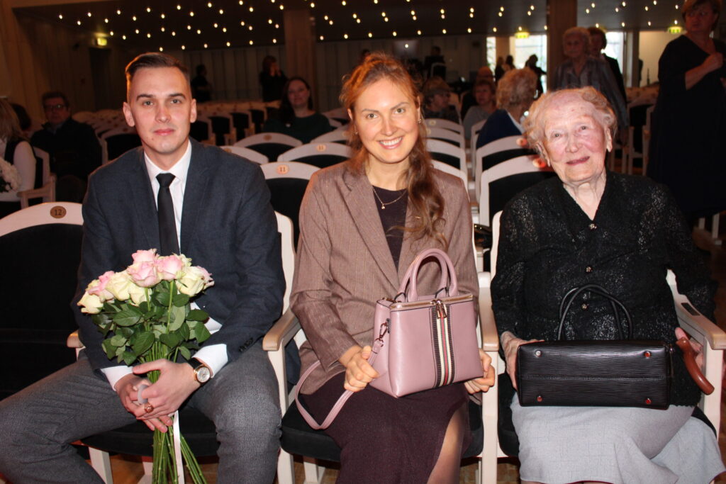 Godu pavadīt Dzidru Nātru uz apbalvojuma pasniegšanas ceremoniju uzņēmās divi no viņas septiņiem mazbērniem – Nelda un Jānis.