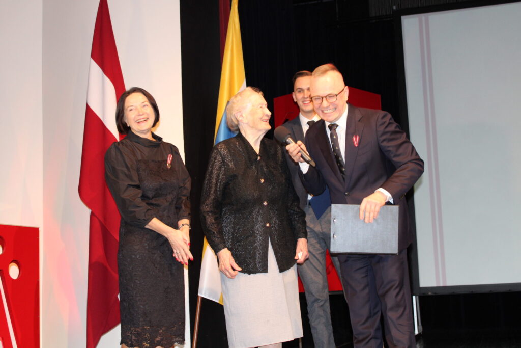 Pēc trāpīga joka skolotājai kabatā nav jāmeklē, – arī atbildot uz svinīgās ceremonijas vadītāja Edgara Raginska uzdoto jautājumu. Apbalvojuma “Smiltenes novada Goda cilvēks 2024” laureāte neslēpj savu cienījamo vecumu – 93 gadus, bet prāts viņai joprojām ir možs un ass.