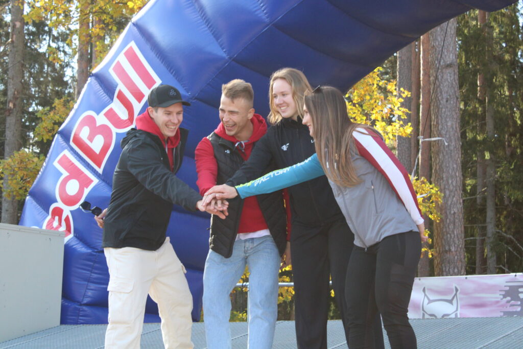 Ieguldīt darbu tajā, ko mīli, un darīt, cik vien labi to var, lai sasniegtu savus sapņus, novēlēja Smiltenes kausa izcīņā BMX klātesošie olimpieši Kristens Krīgers (no kreisās), Ernests Zēbolds, Veronika Monika Stūriška un Vineta Pētersone.