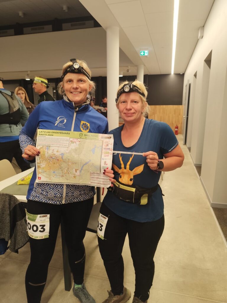 Vietējā komanda “I&I” – Inese Meldere (no labās) un Iveta Kazaine – uzvarēja sieviešu komandu konkurencē, neraugoties uz maldīšanos pa purva slīkšņām pie Klievezera.
Autors: FOTO: NO PERSONĪGĀ ARHĪVA