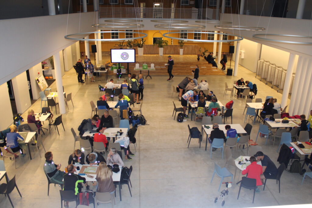 Sacensību centrs ar starta un finiša zonu bija Smiltenes vidusskolā Dakteru ielā, kur iepriekš skolas zālē katrai komandai bija iespēja ērti saplānot, kurus kontrolpunktus apmeklēt trīs stundu kontrollaikā tā, lai savāktu iespējami lielāko punktu vērtību.
Autors: FOTO: SANDRA PĒTERSONE