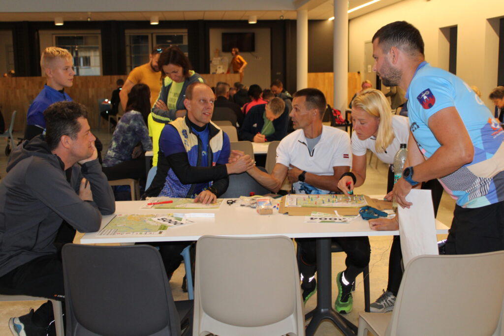 Pirms starta plānojot distanci, smiltenietis Andris Lapiņš (vidū no kreisās) un launkalnietis Uldis Klepers (blakus pa labi), iespējams, jau pieļāva, ka būs lielākie konkurenti cīņā par godalgotajām vietām. Viņu komandas attiecīgi ieguva 3. un 2. vietu.
Autors: FOTO: SANDRA PĒTERSONE