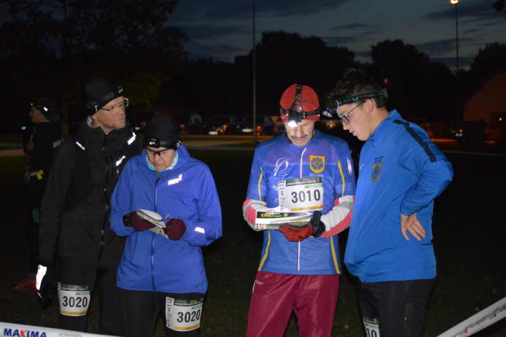 Pirmo vietu izcīnīja komanda 'Kad bremzes netur' – Renārs Kļaviņš (no labās) un Māris Stabiņš (attēlā – brīdi pirms starta, kopā ar Videgu un Kasparu Liepiņiem no komandas 'Saule pāri visam').
Autors: Foto: Sandra Pētersone