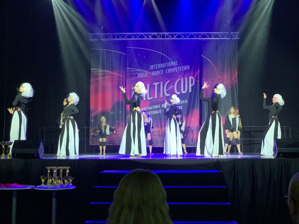 Izaugsme rodas, gan mācoties studijas vadītājai, gan dejotājiem cītīgi strādājot mēģinājumos, gan piedaloties sacensībās (attēlā – šogad sacenšoties “Baltic Cup” Lietuvā).
Autors: FOTO: STUDIJA “KRISTĀLS”