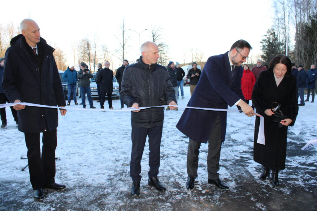 Smiltenes tehniskās apskates stacijas atklāšanas lentes pārgriešana tika uzticēta Smiltenes novada pašvaldības domes priekšsēdētājai Astrīdai Harju, satiksmes ministram Kasparam Briškenam (blakus), valsts akciju sabiedrības “Ceļu satiksmes drošības direkcija” valdes priekšsēdētājam Aivaram Aksenokam un uzņēmuma SIA “SCANTEST” tehniskajam direktoram Aivaram Bērziņam.