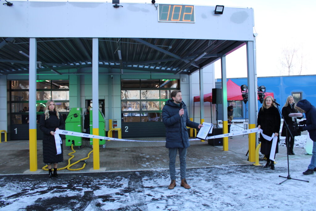 “Reģiona iedzīvotājiem šī ir ļoti nozīmīga diena, – tiek atklāta pilnīgi jauna, ērta, moderna tehniskās apskates stacija transportlīdzekļiem līdz 3,5 tonnām jeb vieglajiem transportlīdzekļiem,” stacijas atklāšanā uzsvēra Mārtiņš Mālmeisters, VAS “Ceļu satiksmes drošības direkcija” Komunikācijas departamenta vadītājas vietnieks.