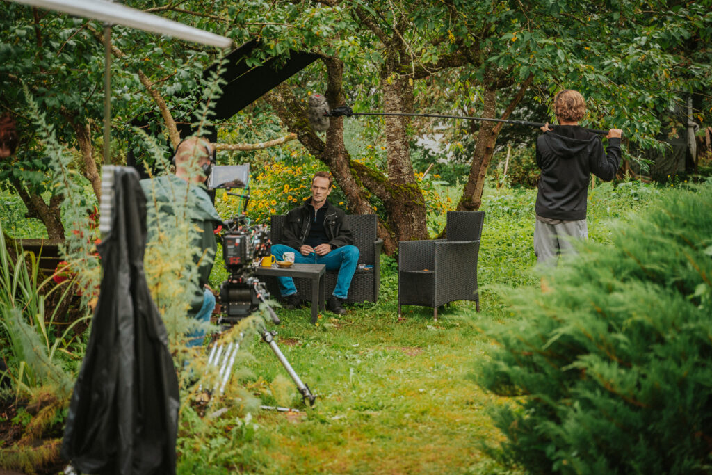 Filmas galvenā varoņa policista lomu atveido aktieris Kaspars Zvīgulis (attēlā). Visa filmas gaita ir atkarīga no viņa varoņa, – viss, kas notiek, notiek viņa redzeslokā un tiek vērtēts caur viņa skatījuma prizmu.
Autors: FOTO: LAURIS AIZUPIETIS