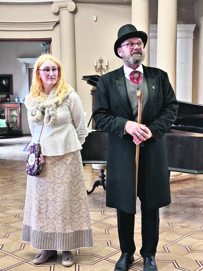 CIENĪJAMI un atraktīvi - tādi ir Pakrojas muižas gidi.