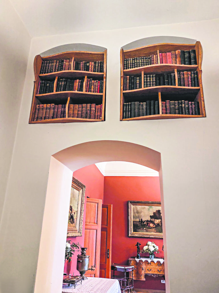 ĀRSTA BIBLIOTĒKA virs durvīm.