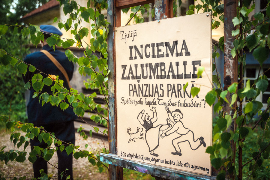 Skats no filmas “Pansija pilī”. 