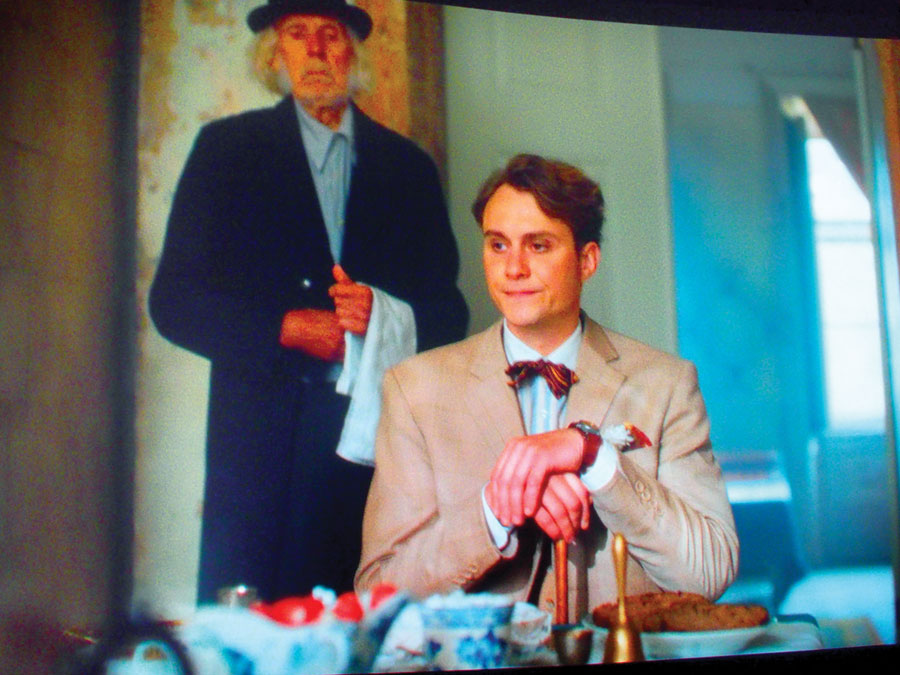 Aktieris Jēkabs Reinis (priekšplānā) filmā iejuties bankas darbinieka Maltusa lomā.