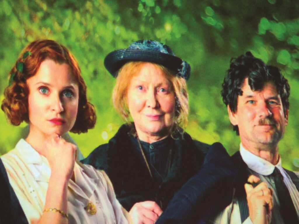 Aktieri Alise Danovska (filmā – Anšlava Eglīša mīļotā meitene), Lāsma Kugrēna (Priedene), Vilis Daudziņš (bodnieks Liepiņš).