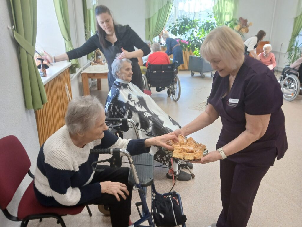Ārija Rīdere (pirmās no kreisās) un citas SIA “Sarkanā Krusta Smiltenes slimnīca” Aprūpes nodaļas klientes starplaikā starp pucēšanos tika pacienātas ar plātsmaizi, ko viņām izcepa un uzdāvināja Maija Bīriņa, nodaļas sociālās darbinieces Mudītes Tauriņas mamma. 
