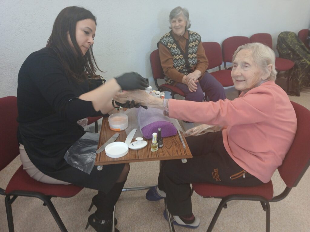 Guna Skladova (no labās) sarunā ar “Ziemeļlatviju” atklāj, ka manikīrs viņai veikts pirmo reizi dzīvē un sajūtas ir jaukas. Vēl papildu tam manikīre Aļona Čobotare katrai klientei uzlika rokām parafīna masku.