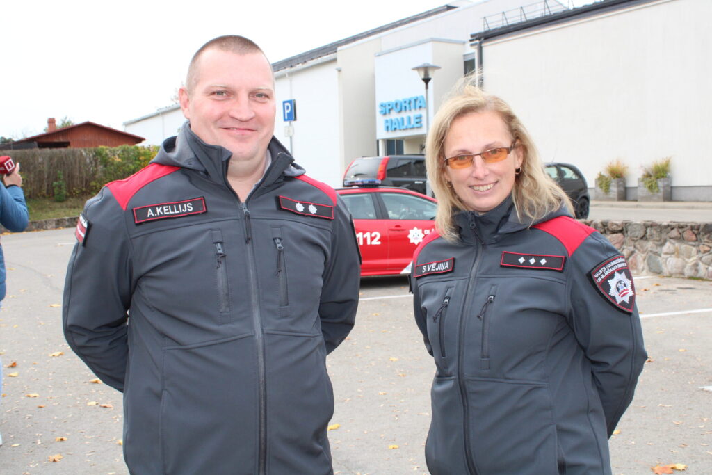 Iedzīvotājiem ir svarīgi savlaicīgi zināt, kur viņu pilsētā nepieciešamības gadījumā meklēt patvertni, uzsver VUGD Vidzemes reģiona pārvaldes priekšnieks Andris Kellijs un VUGD Prevencijas un sabiedrības informēšanas nodaļas vecākā inspektore Vidzemes reģionā Sandra Vējiņa.