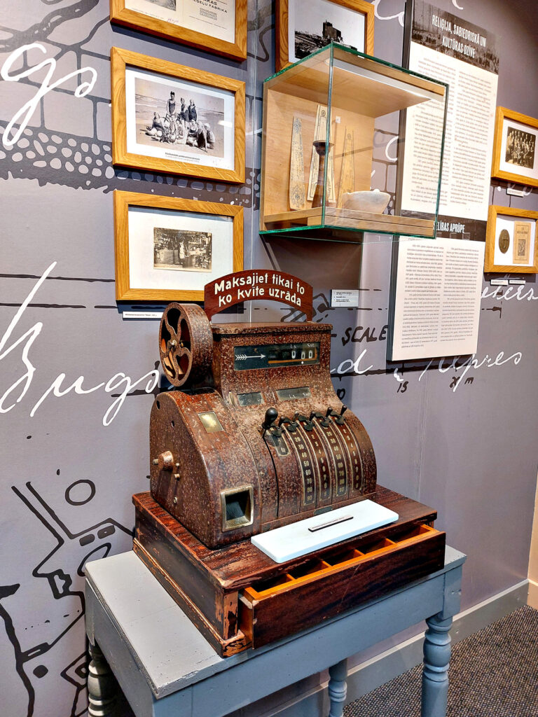 Mūsdienu kases aparāta tāls sencis.