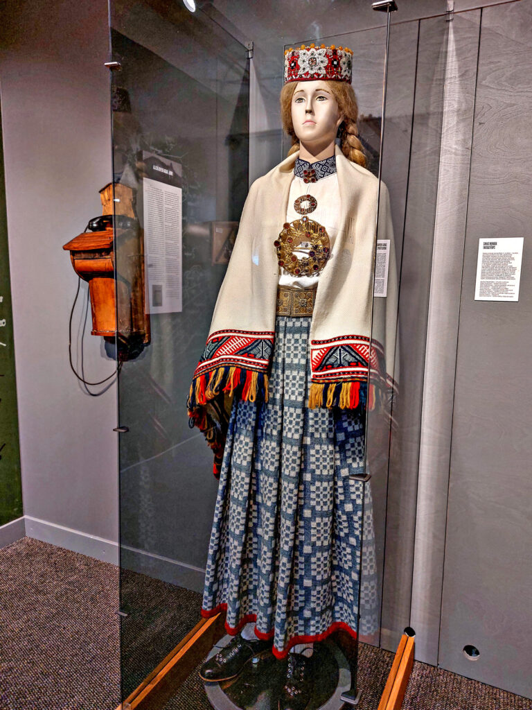 Sakas novada tautastērps. Interesanti, ka vainadziņam aizmugurē ir izšūtas divas tulpītes, par kurām ir pat leģenda.