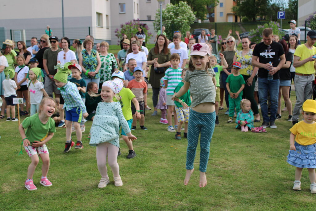 Jau iesildīšanās uzdevumi, gaidot pārējās Ģimenes dienas aktivitātes, aizrāva bērnus, un, redzot viņu prieku, līdzi priecājās vecāki.