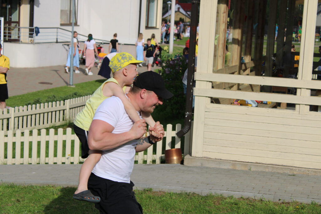 Iespēja aktivitāšu centros kopā ar vecākiem un citiem ģimenes locekļiem pildīt dažādus uzdevumus bērniem sagādāja lielu prieku.