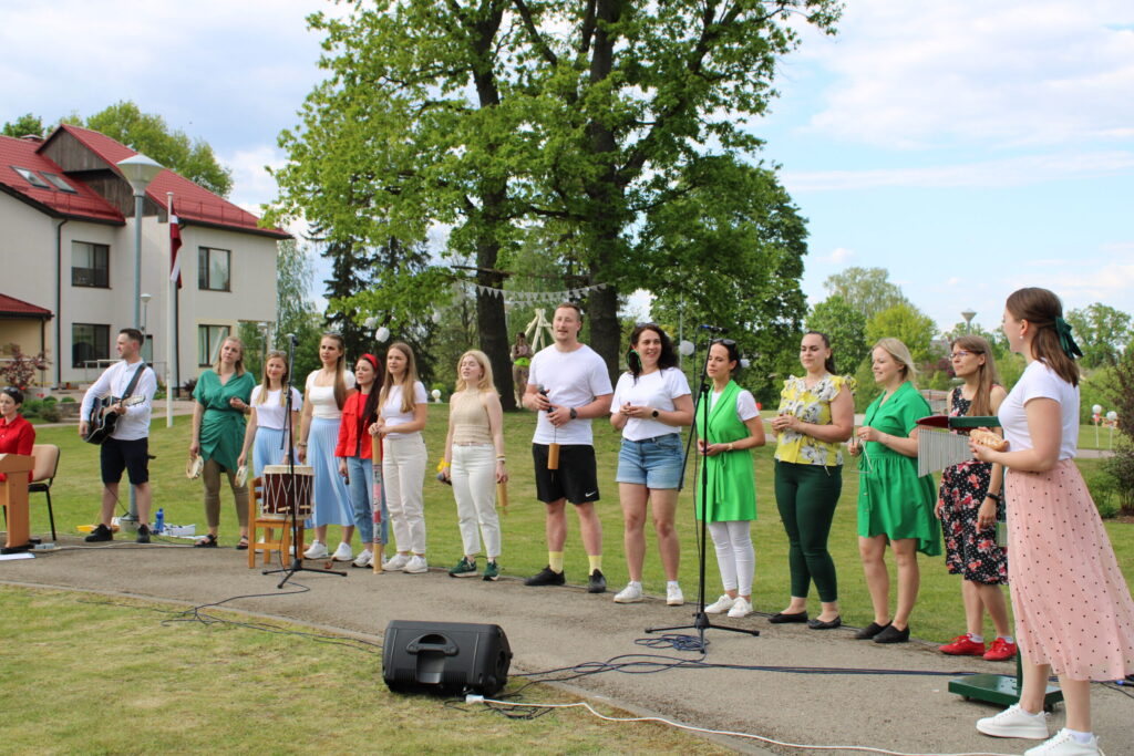 Vienu no Ģimenes dienas koncerta priekšnesumiem kopā ar mūzikas skolotājām sniedza “Pīlādzīša” audzēkņu vecāki.