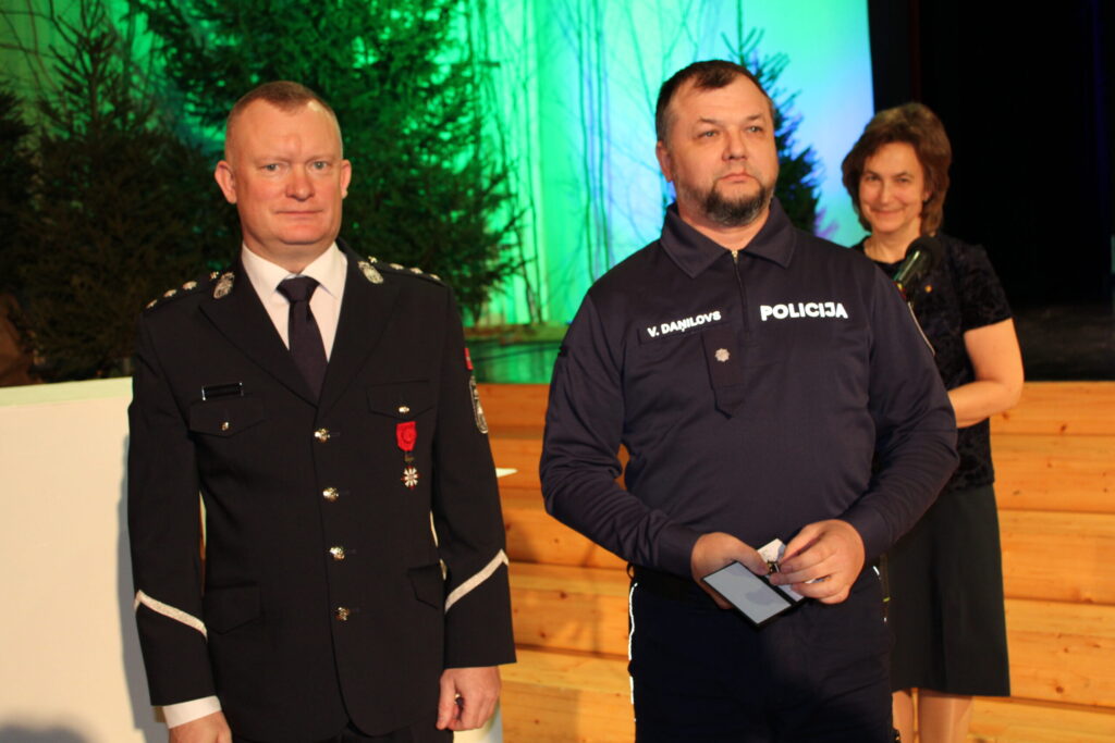 Valsts policijas Vidzemes reģiona pārvaldes Ziemeļvidzemes iecirkņa Prevencijas grupas inspektors, majors, valcēnietis Vilis Daņilovs (no labās) apbalvots ar Valsts policijas krūšu nozīmi “Par cītību policijā”. Apbalvojumu viņam pasniedza Vidzemes reģiona pārvaldes priekšnieks Imants Mitrošenko.