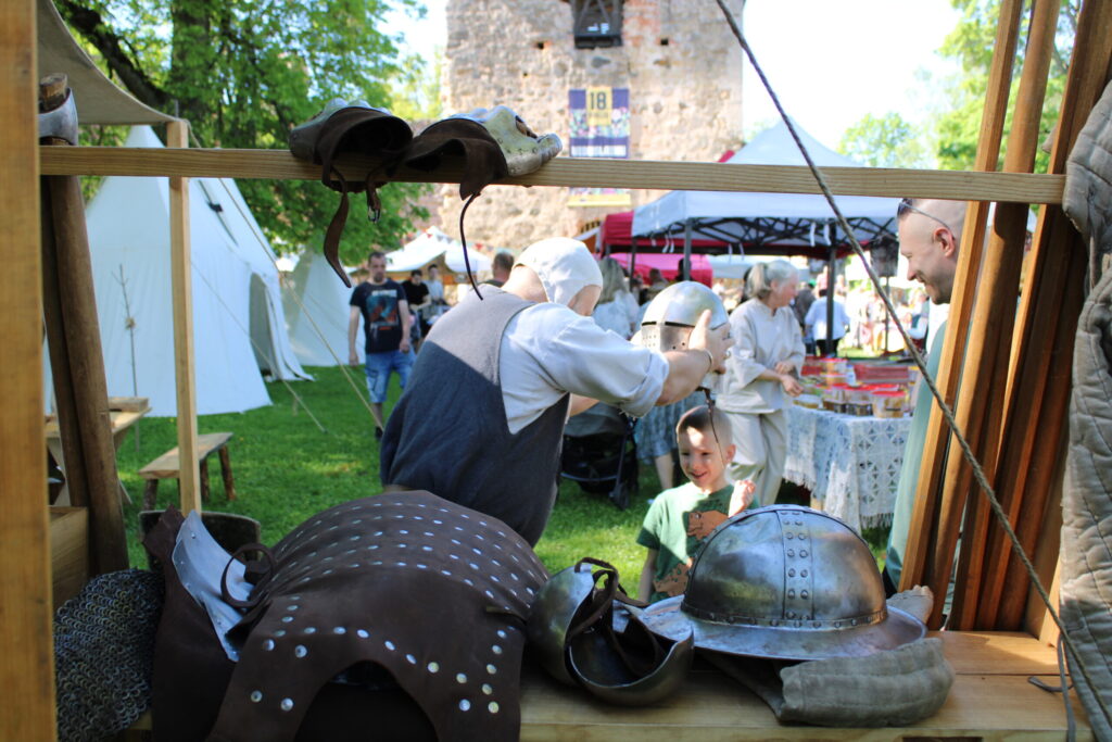 Liela piekrišana bija “Rodenpois” bruņu stendam. “Tā ir unikāla iespēja katram pacilāt un saprast, cik tādas bruņas sver un cik viegli vai grūti tajās kustēties,” teic Uldis Paseks (no kreisās).