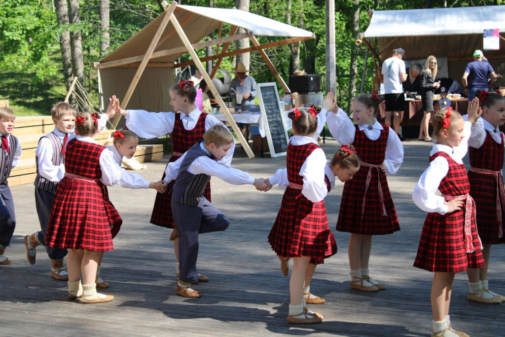 Koncertā uzstājās Raunas pamatskolas dejotāji (attēlā) un vietējie kolektīvi – tautas deju kopa “Trejdeviņi” un dāmu deju kopa “Kņopienes”. No viņiem stafeti pārņēma folkloras kapela “Maskačkas spēlmaņi”.