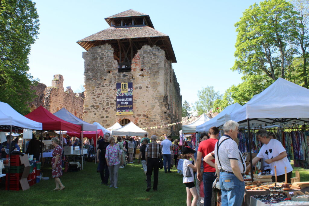 Visas Viduslaiku dienas aktivitātes, arī tirgus, ik gadu norisinās pie Raunas viduslaiku pilsdrupām – pilsdrupu torņa pakājē, estrādē un tās apkārtnē.