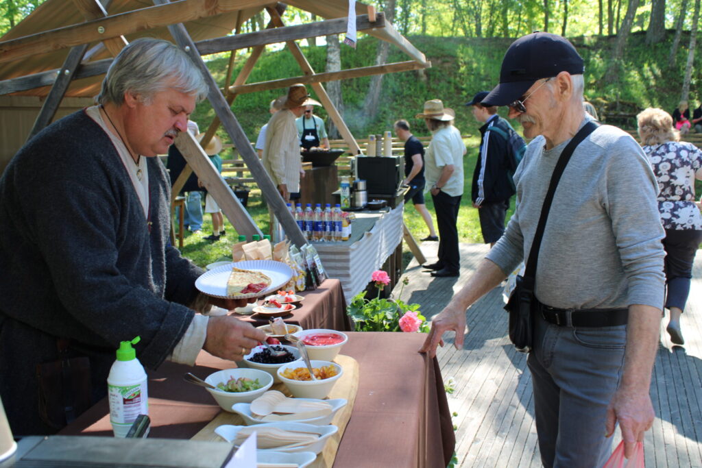 Tradīcija šajos svētkos ir “Viduslaiku ķēķis”, kur šogad rosījās trīs vietējie uzņēmēji – “Raunas Ceplis”, zemnieku saimniecība “Jaun-Ieviņas” un pavārs Juris Sapožņikovs-Pētersons. Tāpat kā pērn, viņš piedāvāja uz oglēm ceptus vīngliemežus ar zaļumu sviestu.