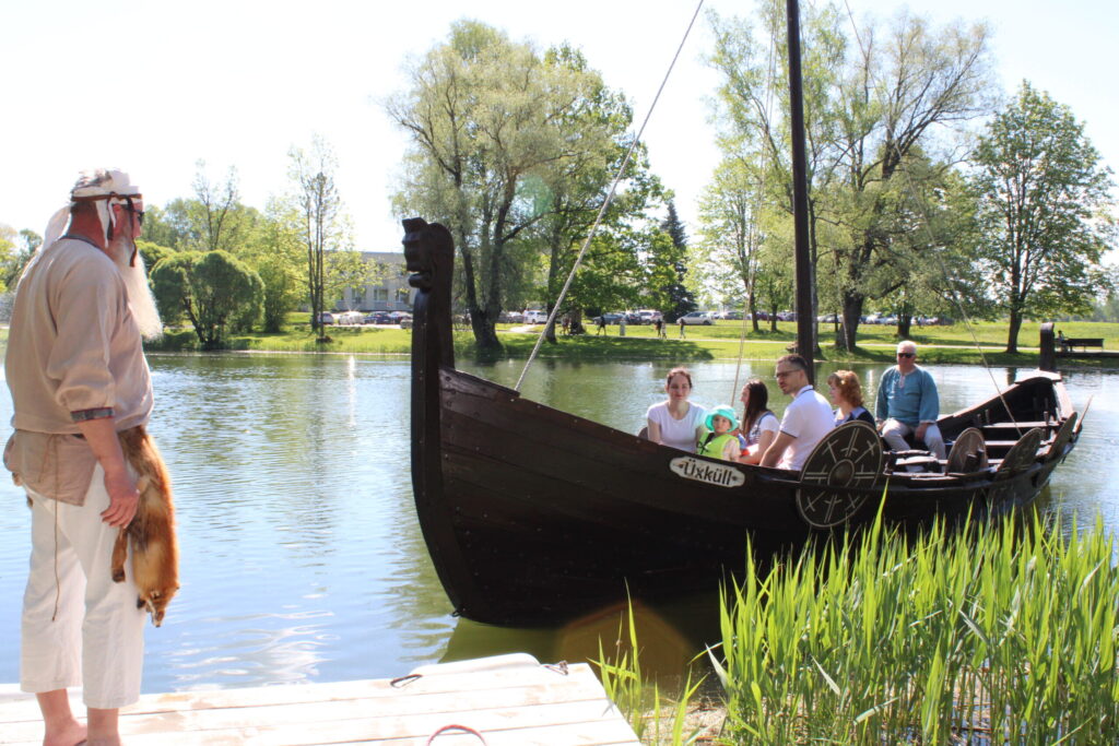 Pirmo reizi Raunā ieradās autentiski būvēts 10. līdz 12. gadsimta vikingu kuģis “UXKULL” no Ikšķiles. Mūsdienu versija ir samazināta, airu vietā kuģi uz priekšu dzen motors, stāsta kapteinis Ivars Dubra (no kreisās).