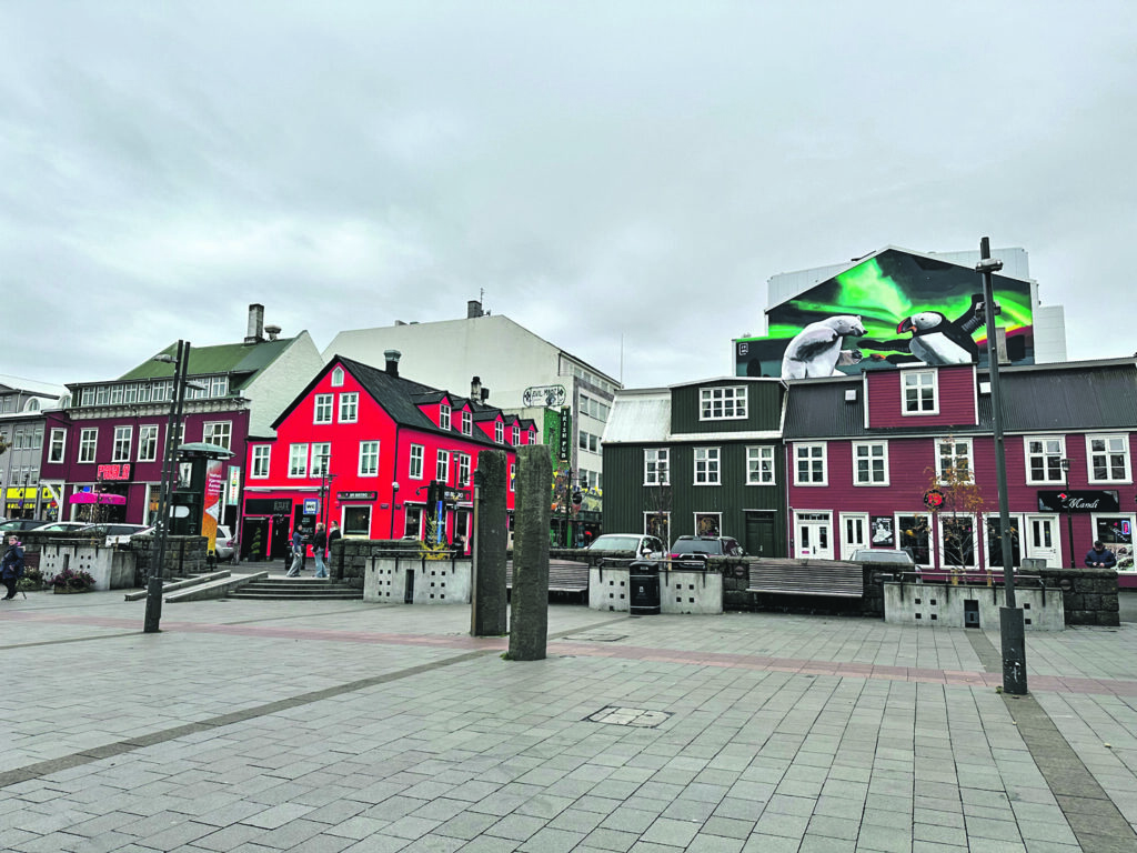 Islandes arhitektūra, izņemot dažas ēkas, pārsvarā ir ļoti vienkārša. Es to skaidroju ar skarbās dabas klātesamību šajā valstī. Ēkām ir jābūt funkcionālām un tādām, kuras var ātri atjaunot vai arī kuru gluži vienkārši nav žēl zaudēt, kad apdzīvotu vietu sasniegs dabas kataklizma.