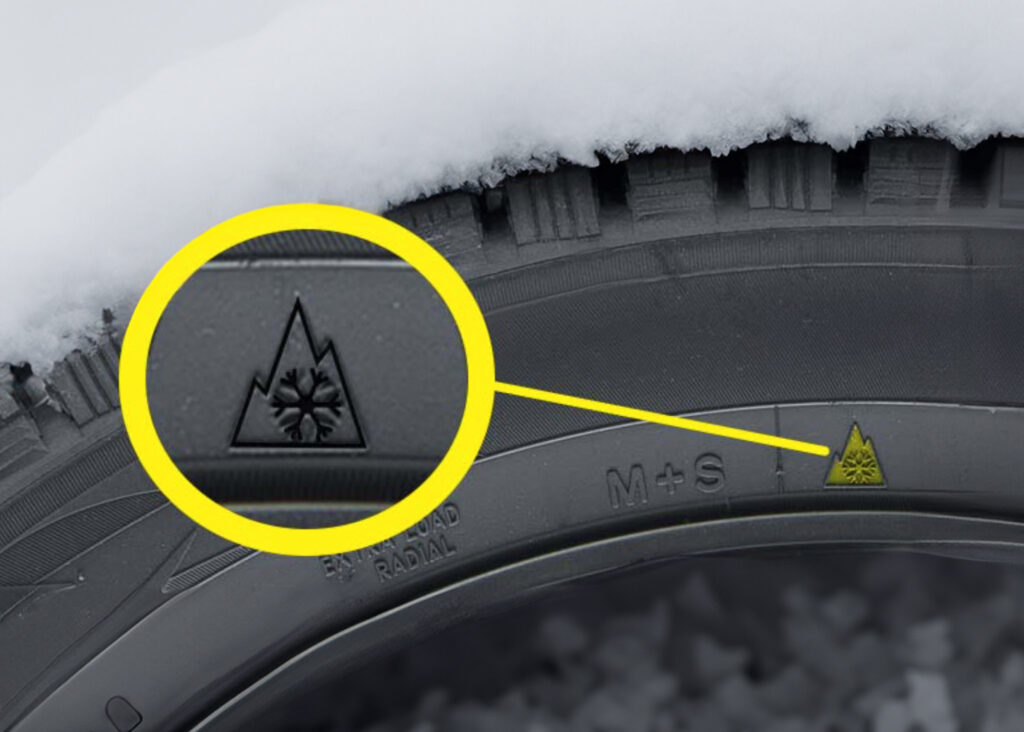 Sākot no šī gada 1. decembra līdz 1. martam ceļu satiksmē būs atļauts piedalīties vieglajiem transportlīdzekļiem, kas aprīkoti ar tādām ziemas riepām, kas marķētas ar apzīmējumu “kalns un sniegpārsliņa”.

Autors: FOTO: CSDD