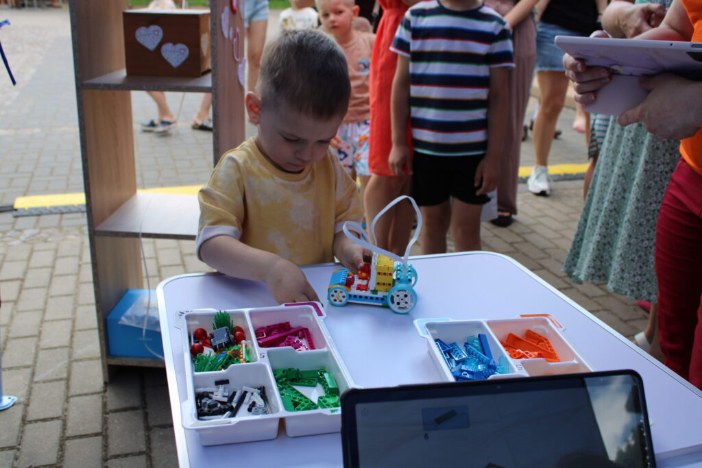 Pirmo reizi sabiedrībai uzņēmums “REKUROBO” plašāk savu piedāvājumu parādīja šovasar Smiltenē labdarības akcijā “Balta, balta mana sirds”, kur ikviens bērns varēja izmēģināt roku robotikā.