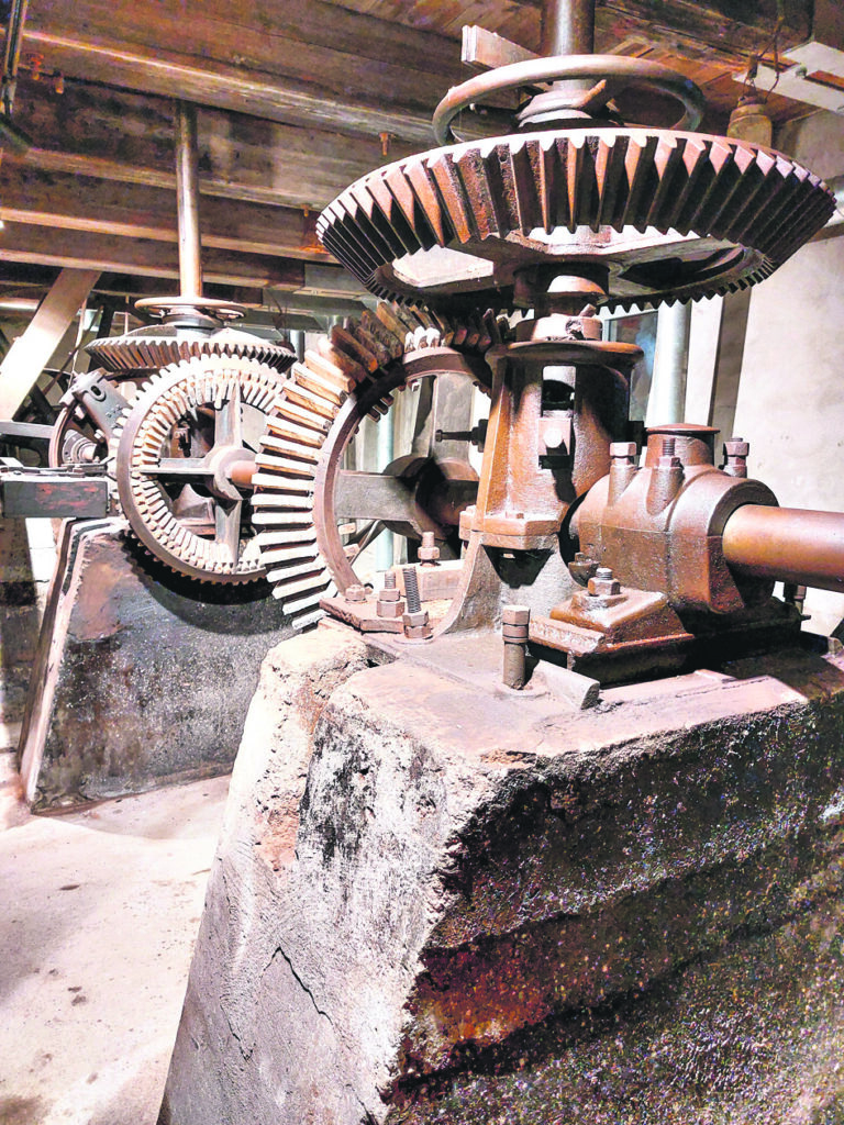 GALVENĀ dzirnavu darba ass tiek griezta ar turbīnu, izmantojot ūdens spēku.