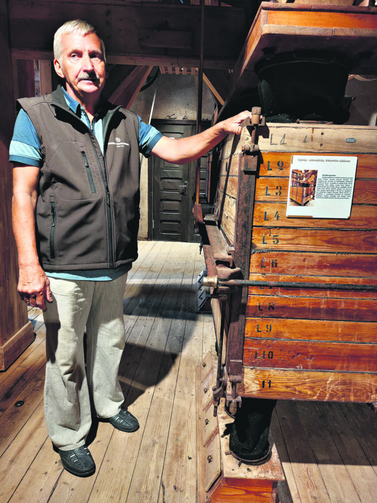 VIETĒJAIS GIDS pie sijātāja, kas sašķiro ar valčiem samaltās graudu daļas.