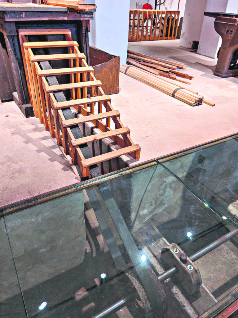 ARĪ GALDNIECĪBAS darbnīcā ir seno darbarīku ekspozīcija.