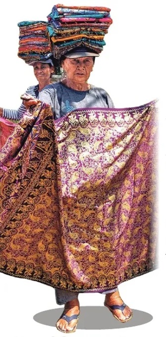 NEATLAIDĪGĀS sarongu tirgotājas. Saronga ir auduma gabals, ko aptin apkārt ķermenim. Dažos tempļos tas ir obligāti.