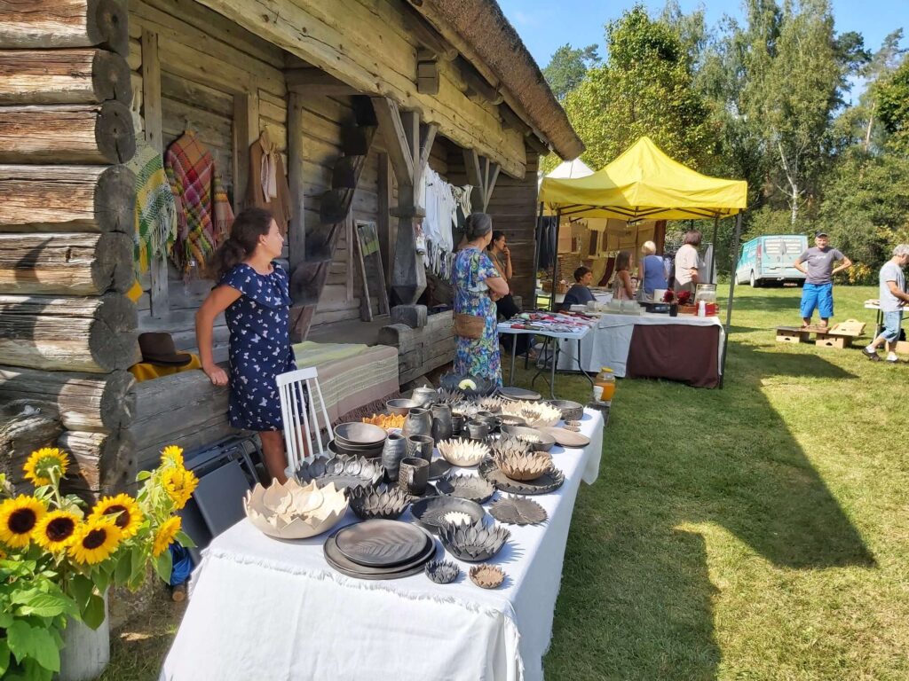 “Ielīcās” savus darinājumus apmeklētājiem piedāvāja amatnieki un mājražotāji. Varēja aplūkot un iegādāties pinumus, lakatus, rotas, māla traukus, adījumus un daudz ko citu.