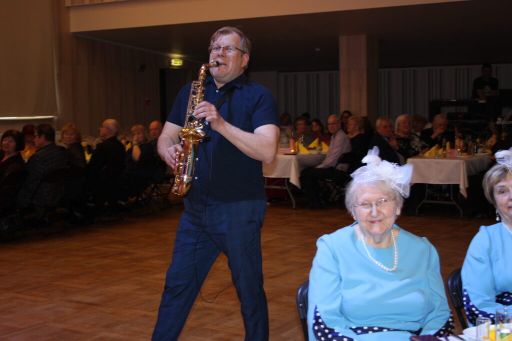 Ar saksofona spēli un dziesmām seniorus iepriecināja mūziķis Arnis Graps no Balviem.