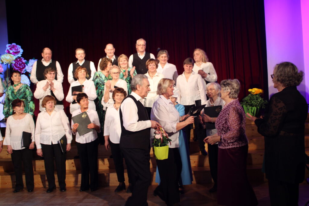 Smiltenes pensionāru apvienību tās 30. dzimšanas dienā Smiltenes Kultūras centra senioru jauktais koris “Mežābele” (vadītāja – Velta Ispravņikova) apsveica gan ar dziesmām, gan ar laba vēlējumiem un pasniedza ziedus pensionāru apvienības vadītājai Ritai Bormanei (otrā no labās). Savukārt viņa pateicās korim par atbalstu visos senioru apvienības pasākumos.