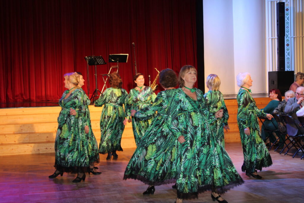 Ausmas Laganovskas vadītais Brantu pagasta senioru deju kolektīvs “Vējiem līdz” spēj aizraut līdzi dejā pat tos, kuri ikdienā ar deju nav uz “tu”, teic Smiltenes pensionāru apvienības vadītāja Rita Bormane