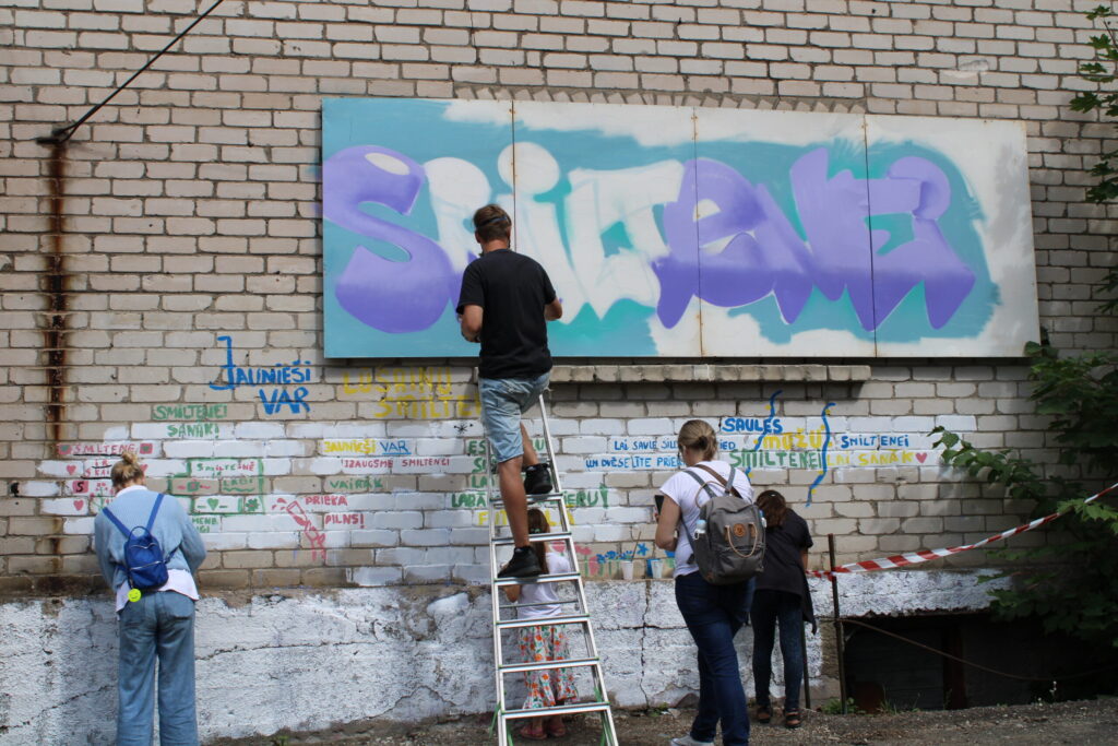Smiltenes pilsētas svētki aiz sevis atstājuši ko paliekošu arī Viedrades kvartālā: grafiti mākslinieka Rinalda Vanadziņa uz sienas veidotu lielformāta uzrakstu “Smiltenei” un zem tā vēlējumus pilsētai, ko uzrakstīja svētku apmeklētāji.
