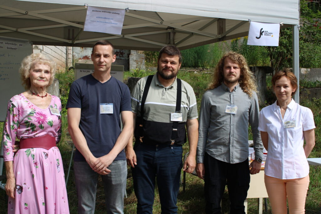 Viedrades kvartālā apmeklētājus sagaidīja Smiltenes iedzīvotāju padomes pārstāvji: Velga Mālkalne (no labās), Jānis Mālkalns, Sarmis Zauska, Kristaps Kalniņš (padomes priekšsēdētājs) un Dzintra Cīrule (klāt nav Elīnas Kubuliņas-Vilnes un Mārītes Miezītes). Iedzīvotāju padome vaicāja smilteniešiem, kā viņi saņem informāciju par notiekošo Smiltenē, ar ko savā pilsētā lepojas, kā var iesaistīties sabiedriskajās aktivitātēs, kuru objektu Smiltenē nepieciešams sakārtot tuvākajā laikā, vai Smiltenes pilsētas svētkiem būtu jānotiek vienlaicīgi ar kaimiņu novadu pilsētas svētkiem. Iedzīvotāju padome veido smilteniešu viedokli, kas tai palīdzēs tālāk strādāt un kas arī noderēs tiešajā komunikācijā ar pašvaldību.