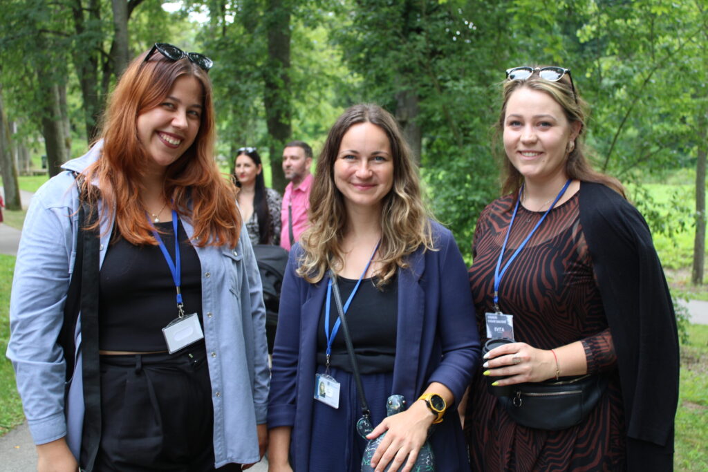 Smiltenes pilsētas svētku rīkošanas lielāko smagumu uz saviem pleciem iznesa Smiltenes Kultūras centra komanda: mākslinieciskā vadītāja Loreta Šperliņa-Priedīte (no kreisās), šīs iestādes vadītāja Evija Dzvinko un dekoratore Evita Rauza, kā arī skaņu un gaismu operators Mārtiņš Āboliņš.