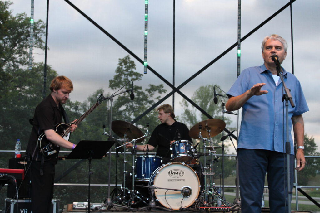 Sestdienas, 20. jūlija, vakarā Tepera promenādē uzstājās dziedātājs Ainars Mielavs ar savu pavadošo grupu. Koncertā “Ainars Mielavs iegriež Jaunu Mēnesi” skanēja viņa populārākās dziesmas no visiem radošajiem periodiem – “Nemanot”, “Piekūns skrien debesīs”, “Labradors”, “Kad mēness jūrā krīt”, “Ai, jel manu vieglu prātu”, “Tu saviļņoji mani” un citas.