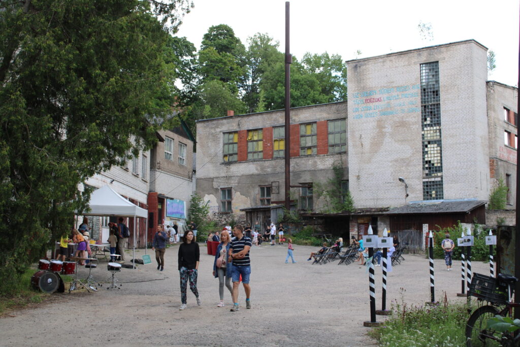 Sestdien, 20. jūlijā, Smiltenes pilsētas svētki ienāca Viedrades kvartālā Pils ielā. Tur varēja apskatīt šaursliežu dzelzceļa līnijas “Smiltene–Valmiera– Ainaži” vēstures izstādi, noskatīties izrādi bērniem “Sarunas garāžā”, satikt Smiltenes pilsētas iedzīvotāju padomes pārstāvjus, iesaistīties sarunās par lasīšanu ar Smiltenes novada bibliotēku, atstāt savu paliekošu vēlējumu Smiltenei Smiltenes novada jauniešu domes sarīkotajā akcijā, piedalīties radošajās darbnīcās un spēlēs un noklausīties Daniēla Grozas un Mikus Vīksnes akustisko koncertu.