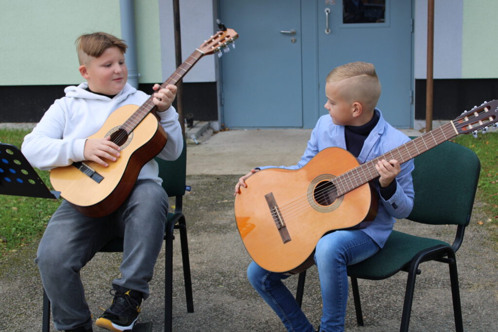 Svētku koncertā uzstājās arī jauno ģitāristu duets – silvēnieši Haralds Kalniņš (no labās) un Martins Jirgensons. Viņi mācās ģitārspēli Smiltenes mūzikas skolā pie pedagoga Jāņa Žagariņa.