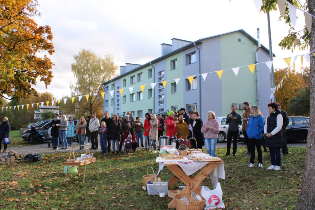 Launkalnes pagasta iedzīvotāju padome pateicas visiem Silvas vārda dienas un pirmo pagalma svētku atbalstītājiem un apmeklētājiem un sola, – svētki būs arī nākamgad.