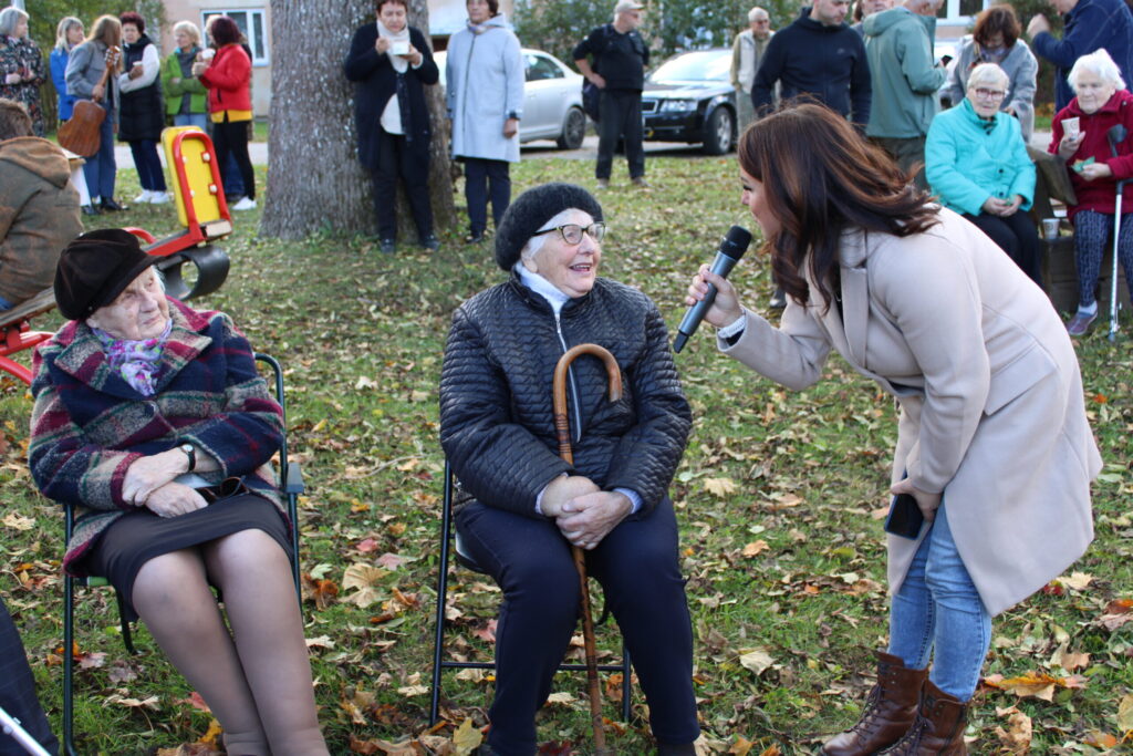 Elga Irēna Ruka (no kreisās) Silvā dzīvo no 1959. gada, Ārija Knostenberga – no 1966. gada. “Agrāk Silvas klubā bija mežsaimnieku balles. Vīrs strādāja “Smiltenes MRS”, un tad es arī tiku tur ballēties. Bet tādā ballē kā šī ilgus gadus nebiju bijusi,” Signei Balterei stāsta Ārija Knostenberga.